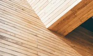 Drewniana elewacja, idealna do wyboru, jaki lakier do drewna na zewnątrz. Naturalne deski tworzą ciekawy wzór.