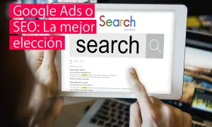 Mano tocando pantalla de tablet que muestra resultados de búsqueda. Aprende como promocionar una pagina web con Google Ads o SEO.