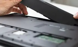 Jak łatwo wyjąć baterię z laptopa Acer Aspire E15 bez problemów