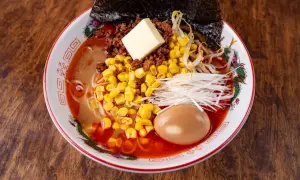 Pyszny przepis na ramen z mielonym mięsem, kukurydzą, jajkiem i masłem. Idealny na chłodne dni.