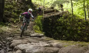 Rowerzyści pokonują kamienisty zjazd na jednej z tras rowerowych w Bielsku.