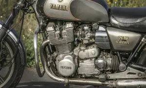 Klasyczny motocykl Yamaha XS 1100 z widocznym silnikiem i zbiornikiem paliwa.