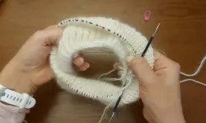 Jak zwęzić sweter robiony na drutach i uzyskać idealne dopasowanie