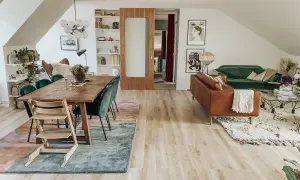 Två mattor i samma rum: en stor, abstrakt matta under matbordet och en mindre, mönstrad matta framför soffan.