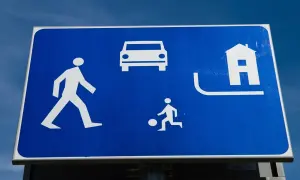 Znak informuje o strefie zamieszkania zasady: piesi, dzieci bawiące się piłką i samochody mają tu równe prawa.