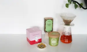 Pudełko z herbatą Moomin, zielona herbata jaśminowa i japońska sencha – wybór najzdrowszych herbat ziołowych do zaparzenia.