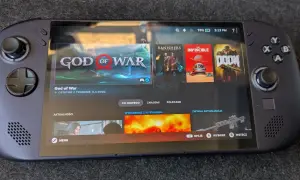 Przenośna konsola Steam Deck z systemem SteamOS 3, wyświetlająca okładki gier: God of War, Banishers, The Invincible i Doom.