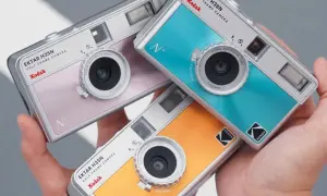 Trzy kolorowe aparaty jednorazowe Kodak Ektar H35N w dłoniach. Dowiedz się, jak działa aparat jednorazowy, by uchwycić wspomnienia.