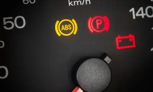 Testigo ABS encendido. El sistema antibloqueo de frenos (ABS) ayuda a mantener el control al frenar.
