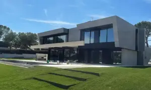 Moderna casa con piscina y jardín en Boadilla del Monte, un ejemplo de las mejores urbanizaciones de Boadilla del Monte.