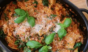 En krämig one pot lasagne med spenat och parmesan, toppad med färsk basilika. Enkel och god middag!