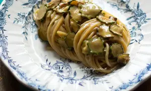 Spaghetti alla Nerano, un piatto cremoso con zucchine fresche su un piatto decorato.