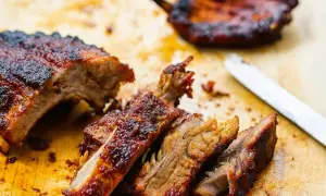 Juteuse et savoureuse : la côte de porc grillée enfin parfaite !