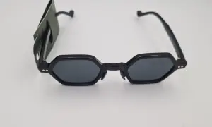 Okulary przeciwsłoneczne Only & Sons w czarnej, sześciokątnej oprawce z ciemnymi szkłami.