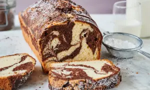 Ein köstlicher Marmorkuchen, frisch gebacken und mit Puderzucker bestäubt. Dieses Marmorkuchen Rezept ist ein Klassiker.