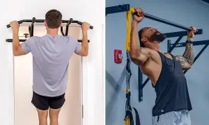 Männer trainieren an einem Türreck und einer Klimmzugstange. Der eine Mann macht Klimmzüge im Türrahmen, der andere mit einem Widerstandsband.