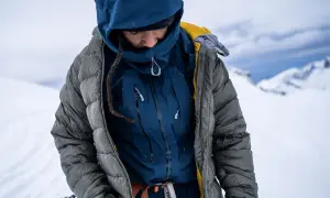 Person in Daunenjacke, bereit für die Kälte. Die Daunenjacke waschen ist wichtig für die Langlebigkeit.