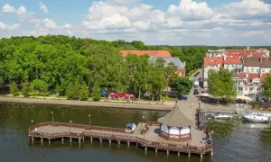 Idealne miejsce, gdzie na Mazury z dziećmi: malowniczy deptak, drewniane molo z altaną i urokliwe miasteczko nad jeziorem.