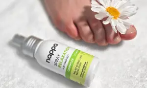 Jak zadbać o stopy? Spray Nappa Relaxation to ulga dla zmęczonych stóp. Delikatny kwiat podkreśla pielęgnację.