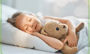 Spokojny sen dziecka z misiem. Melatonina dla dzieci wspiera zdrowy odpoczynek.