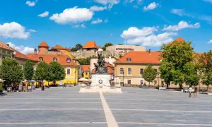 Rynek w Egerze z pomnikiem i zamkiem w tle. Wspaniałe atrakcje turystyczne i piękne widoki.