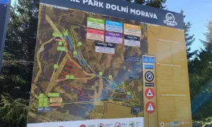 Mapa Trail Park Dolní Morava zřetelně ukazuje trasy pro cyklisty, od lehkých po expert.