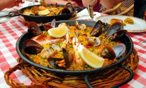En stor paella med musslor, räkor och citronklyftor. En härlig matupplevelse i Barcelona.