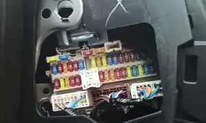Gdzie są bezpieczniki w Nissan Qashqai? Oto lokalizacja skrzynek