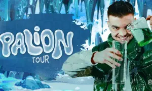 Młody mężczyzna w okularach ochronnych przelewa zielony płyn do wysokiej probówki. Napis "PALION TOUR" sugeruje, że to zapowiedź koncertu w 2026 roku.