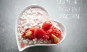 Serek wiejski z pomidorem i czosnkiem w miseczce w kształcie serca. Idealna przekąska na lato.