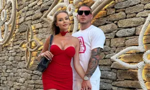 Ola Ciupa i Kubanczyk w czerwonych kreacjach pozują na tle kamiennej ściany z dekoracjami z liny.