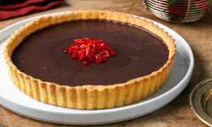 Torta al cioccolato con peperoncino fresco tritato al centro. Un dolce audace che unisce dolcezza e piccantezza.