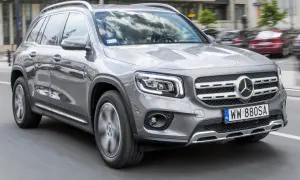 Szary Mercedes GLB na drodze. Wiele osób szuka mercedes glb opinie, by podjąć decyzję o zakupie.