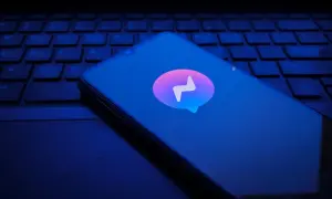 Smartfon z logo Messengera na klawiaturze. Dowiedz się, jak zainstalować Messenger, by zacząć rozmowy.