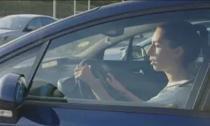 Joven conductora con las manos en el volante. Los accidentes que sufren los jóvenes suelen asociarse a la inexperiencia al volante.