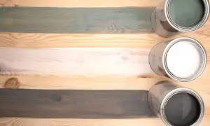 Drei Dosen Holzlasur in Grau, Weiß und Grün. Wann 2 Anstrich für das beste Ergebnis? Hier die Auswahl.