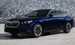 Eleganckie, granatowe bmw 520 z nowoczesnym designem, stojące na tle geometrycznej ściany.