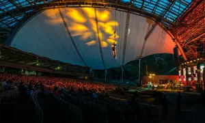 Widownia wypełniona po brzegi, orkiestra na scenie. Niezapomniane opera leśna koncerty pod rozgwieżdżonym niebem.