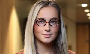 Evelina Andersson med glasögon och blont hår.
