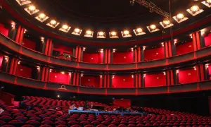 Teatr muzyczny co to? Odkryj fascynujący świat musicali i operetek