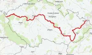 Mapa z zaznaczonymi trasami rowerowymi Czech, biegnącymi od zachodniej granicy przez Pragę, Brno aż po wschodnią część kraju.