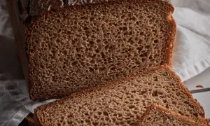Ile kalorii ma chleb razowy i dlaczego warto go jeść?