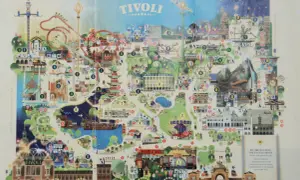 Mapa parku rozrywki Tivoli z atrakcjami, kolejkami górskimi i budynkami.