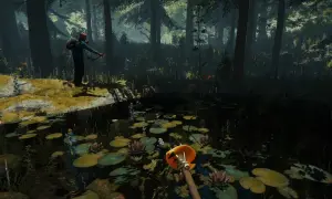Gracz z łukiem w mrocznym lesie, otoczony przez lilie wodne. Klimat gier survivalowych na Xbox.