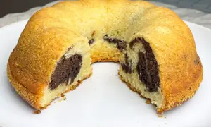 En marmorerad tigerkaka, perfekt för ett tigerkaka recept. Lätt och fluffig med mörka chokladstrimmor.