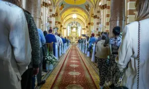 15 września. Ludzie w kościele, wzdłuż czerwonego dywanu, czekają na uroczystość.