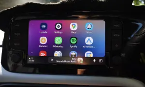 Écran de voiture affichant Android Auto avec des icônes d'applications. Un problème avec Android Auto sur Samsung est peut-être en cours.