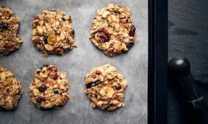 Gotowe do pieczenia ciastka bez glutenu, pełne płatków owsianych, orzechów i suszonych owoców.