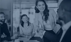 Un team sorridente, con una stretta di mano che simboleggia la collaborazione. La lista dipendenti azienda è in buone mani.