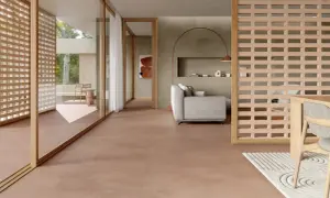 Pavimento in gres porcellanato rosso per esterni, che crea un'atmosfera calda e accogliente in un soggiorno moderno con arredi minimalisti.